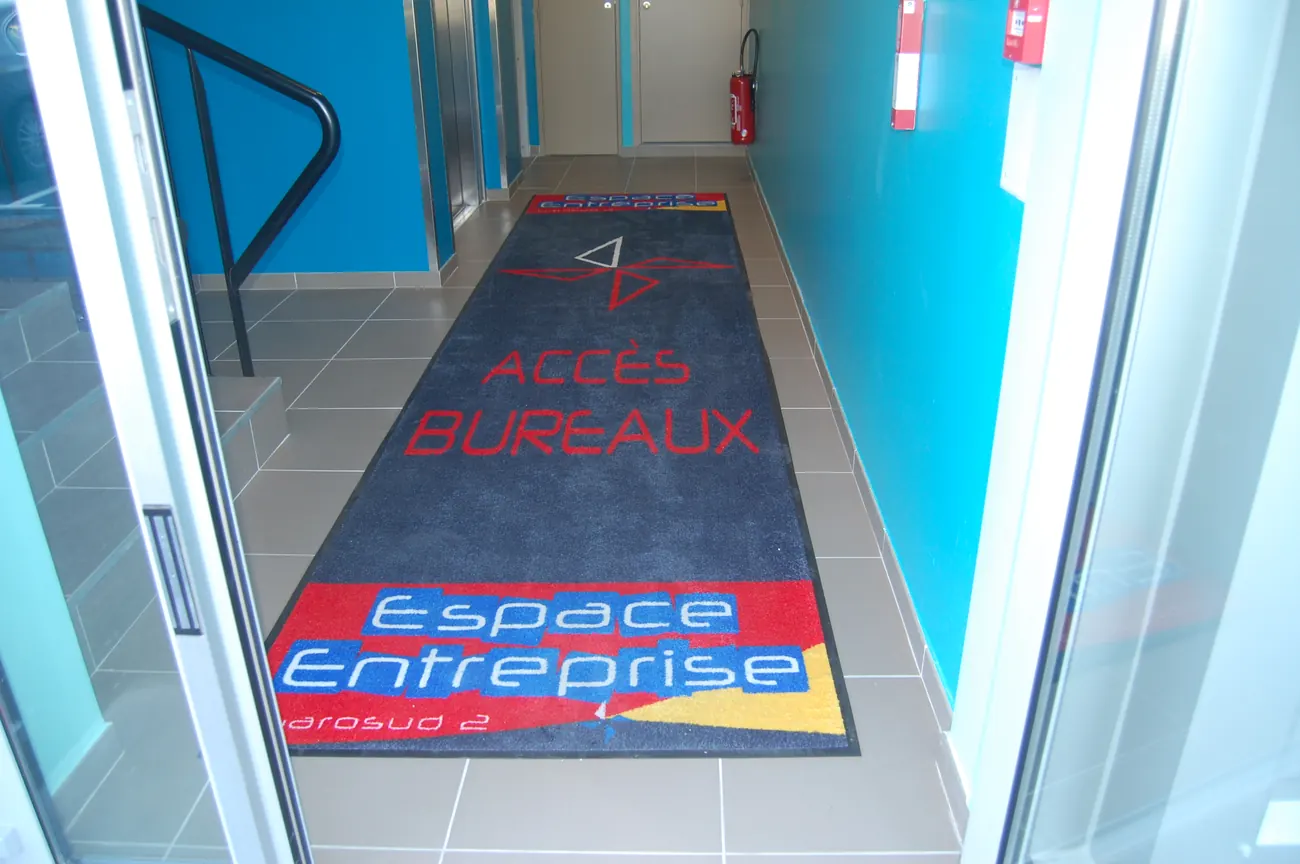 Welcome hall and signposted entrance of the Garosud coworking centre