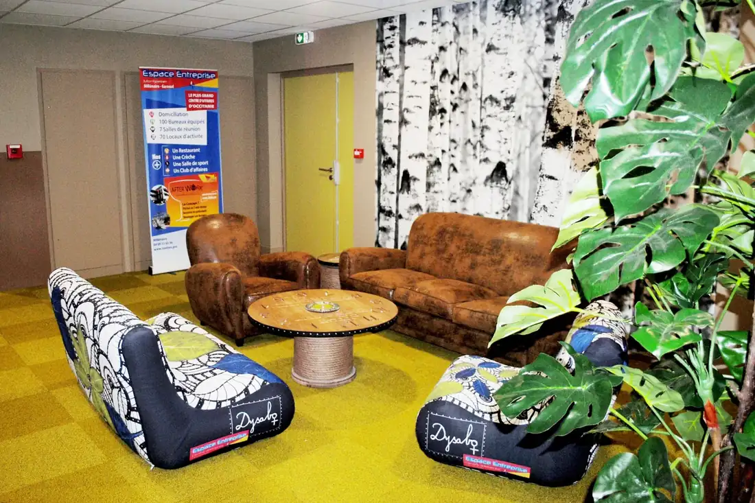 Welcome lounge with leather club chairs and Espace Entreprise signposting